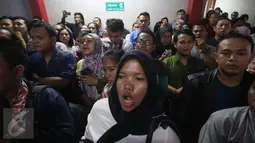 Ekspresi para orangtua yang anaknya menjadi korban vaksin palsu ketika kembali mendatangi RS Harapan Bunda, Jakarta, Jumat (15/7). Mereka meminta manajemen RS berani mempertanggungjawabkan perbuatannya dan tidak bungkam. (Liputan6.com/Immanuel Antonius)