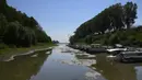 Kapal berlabuh di pelabuhan wisata di sepanjang Sungai Po, Torricella, Italia, 14 Juli 2022. Konfederasi produsen pertanian Italia, Copagri, memperkirakan kehilangan 30-40 persen dari panen musiman. (AP Photo/Antonio Calanni)