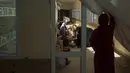Keluarga duduk di lorong, menunggu kabar anak-anak yang menjalani perawatan di Rumah Sakit Anak Indira Gandhi di Kabul, Selasa (5/10/2021). UNICEF menyebut hampir dua juta anak-anak Afghanistan berisiko kekurangan gizi karena kemiskinan akut di tengah lonjakan harga bahan makanan. (AP/Felipe Dana)