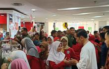 Jelang Lebaran, Jokowi Ajak Puluhan Anak Yatim Belanja Baju di Plaza Atrium