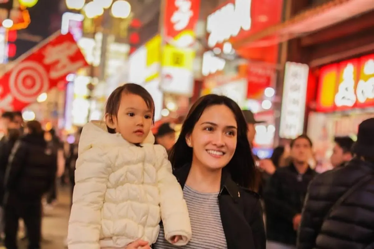 Shandy Aulia Momong Anak Liburan di Jepang