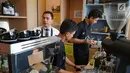 Barista membuat minuman saat pembukaan Beverage & Equipment House PT Sukanda Djaya di Bali, Rabu (6/12). Beverage & Equipment House  tersebut menyediakan pusat pelatihan dan kebutuhan alat kopi. (Liputan6.com/Eko)