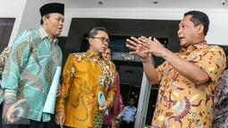 Zulkifli Hasan saat berbincang dengan Budi Waseso di BNN, Cawang, Jakarta, Jumat (4/3/2016). Buwas mengungkapkan masalah status BNN meski di bawah Presiden namun struktur eselonnya pada eselon I yang setara dengan Dirjen. (Liputan6.com/Yoppy Renato)