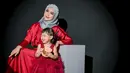 Photoshoot yang manis dari Ria Ricis dan Moana. Keduanya tampil cantik mengenakan dress serba merah, Ricis memadukan penampilannya dengan hijab abu-abu yang serasi. [Foto: Instagram/riaricis1795]