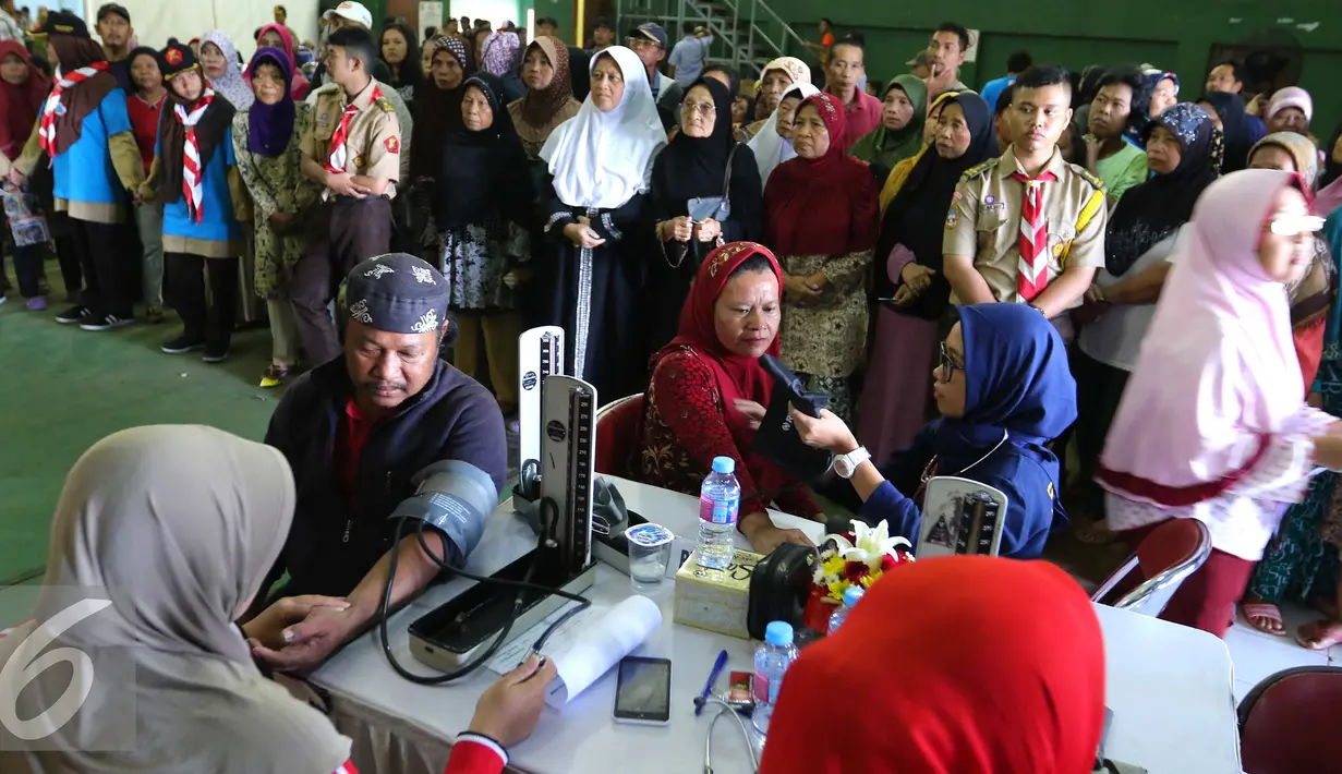 Sejumlah warga mengikuti pengobatan dan sunatan masal gratis di Jakarta, Sabtu (23/7). Acara ini memperingati HUT ke-70 Bhayangkara dengan menggelar pengobtan gratis, sunatan masal, donor darah dan periksa gigi gratis. (Liputan6.com/Angga Yuniar)