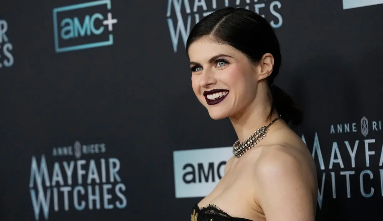 <p>Alexandra Daddario, pemeran dalam "Anne Rice's Mayfair Witches" berpose saat menghadiri pemutaran perdana serial televisi AMC di Harmony Gold Preview House, Los Angeles, Amerika Serikat, 7 Desember 2022. Untuk membantu seri barunya, Alexandra mendandani dirinya dengan tampilan menakutkan mencakup choker yang berbeda dan warna lipstik ungu gelap hingga hampir hitam. (AP Photo/Chris Pizzello)</p>