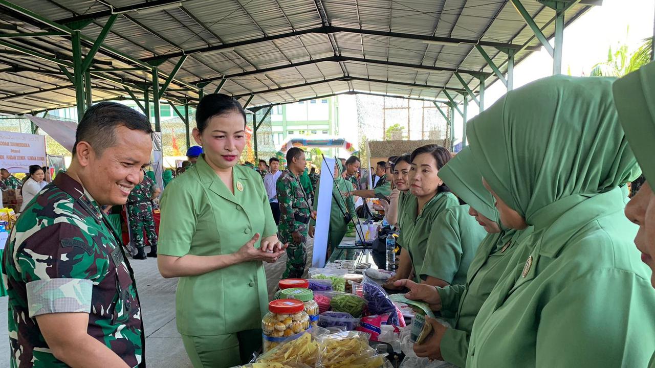 Komandan Kodim 1309/Manado, Letkol Inf Himawan Teddy Laksono SIKom MTr (Han) meninjau stand bazar Ramadhan.