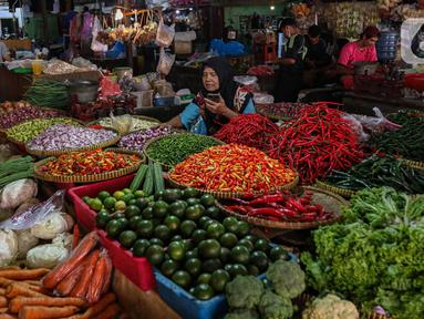 Pedagang sayuran menunggu pembeli di pasar Kebayoran Lama, Jakarta, Minggu (9/6/2024). (Liputan6.com/Angga Yuniar)