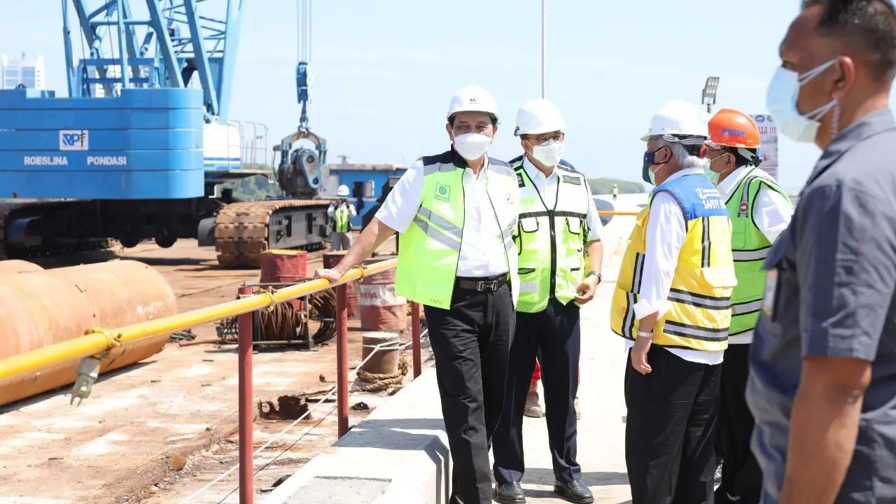 Menko Marves Luhut Pandjaitan melakukan kunjungan kerja ke lokasi tanggul pengaman pantai  atau National Capital Integrated Coastal Development (NCICD) Muara Baru dan Kali Adem, Jakarta Utara. (Dok Kemenko Marves)
