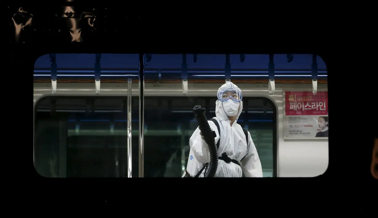 Seorang Petugas melakukan penyemprotan guna mencegah penyebaran wabah virus MERS di stasiun Seoul Metro, Goyang, Korsel, (9/6/2015). Korea Selatan siaga satu menghadapi wabah virus mematikan Middle East Respiratory Syndrome (MERS). (REUTERS/Kim Hong-Ji)