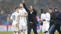 Pelatih Chelsea, Antonio Conte (tengah)  merayakan kemenangan timnya atas Crystal Palaceada lanjutan Premier Leagu di Selhurst Park, (17/12/2016). Chelsea menang 1-0. (AFP/Adrian Dennis)