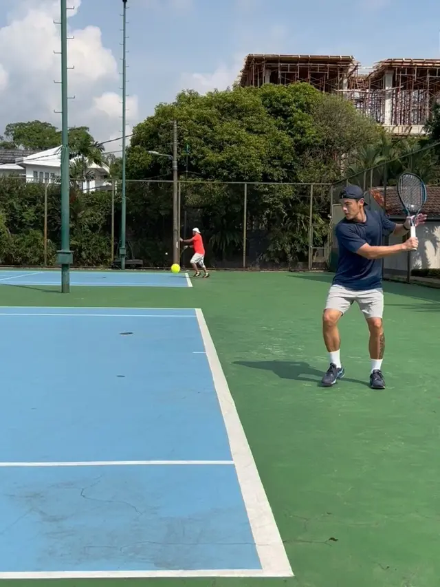 Satu Tim dengan Enzy Storia, Ini 7 Potret Dion Wiyoko Latihan Tenis