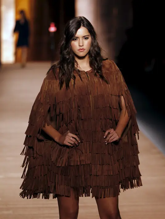 Paulina Vega memperagakan busana milik desainer Falabella gang saat fashion Colombiamoda di Medellin, Kolombia (28/7/2015). Selain meraih gelar Miss Universe 2014, Paulina pernah menjuarai Miss Atlantico 2013 dan Miss Colombia 2013. (REUTERS/Fredy Builes)