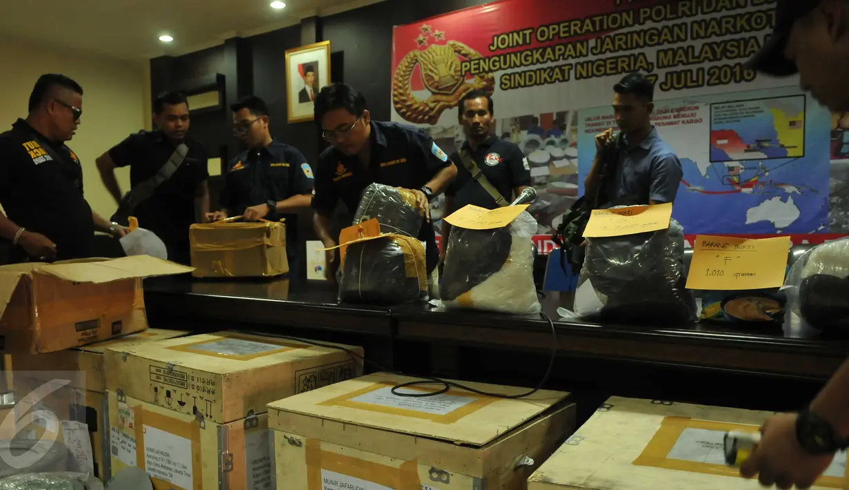 Petugas menata barang bukti narkoba di Ditipid Narkoba Bareskrim Polri, Cawang, Jakarta Timur, Rabu (27/7). Petugas berhasil mengungkap dua kasus sindikat narkoba internasional dengan menangkap 3 warga negara Indonesia. (Liputan6.com/Gempur M Surya)