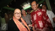 Mantan Ketua MK, Mahfud MD bersama pendiri MURI, Jaya Suprana menghadiri acara diskusi di Bukit Duri, Jakarta, Kamis (12/5). Diskusi terkait rencana penertiban permukiman Bukit Duri oleh Pemprov DKI pada akhir Mei 2016. (Liputan6.com/Immanuel Antonius)