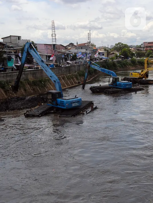 <p>Pengerukan dilakukan untuk menambah daya tampung Kali Ciliwung, terutama ketika musim penghujan tiba. (merdeka.com/Imam Buhori)</p>