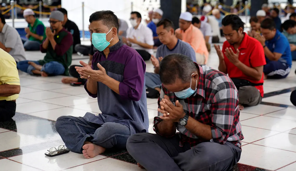 Umat muslim Malaysia berdoa saat melaksanakan ibadah salat Jumat dengan mempersingkat khotbah di Masjid Nasional di Kuala Lumpur, Jumat (13/3/2020). Malaysia memutuskan tetap melakukan salat Jumat, tetapi dengan pedoman yang ketat pasca-penyebaran virus corona COVID-19. (AP Photo/Vincent Thian)