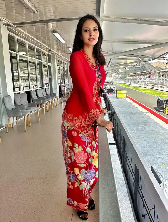 Aurelie tampak ayu dibalut kebaya encim dan kain batik betawi serba merah. [@aurelie]