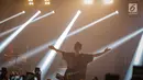 Penampilan band indie pop asal Los Angeles, LANY membawakan lagu pada konser di kawasan SCBD, Jakarta, Selasa (27/3). LANY kembali ke Jakarta dalam rangkaian tur dunia promo album self-titled mereka yang rilis tahun lalu.  (Liputan6.com/Faizal Fanani)
