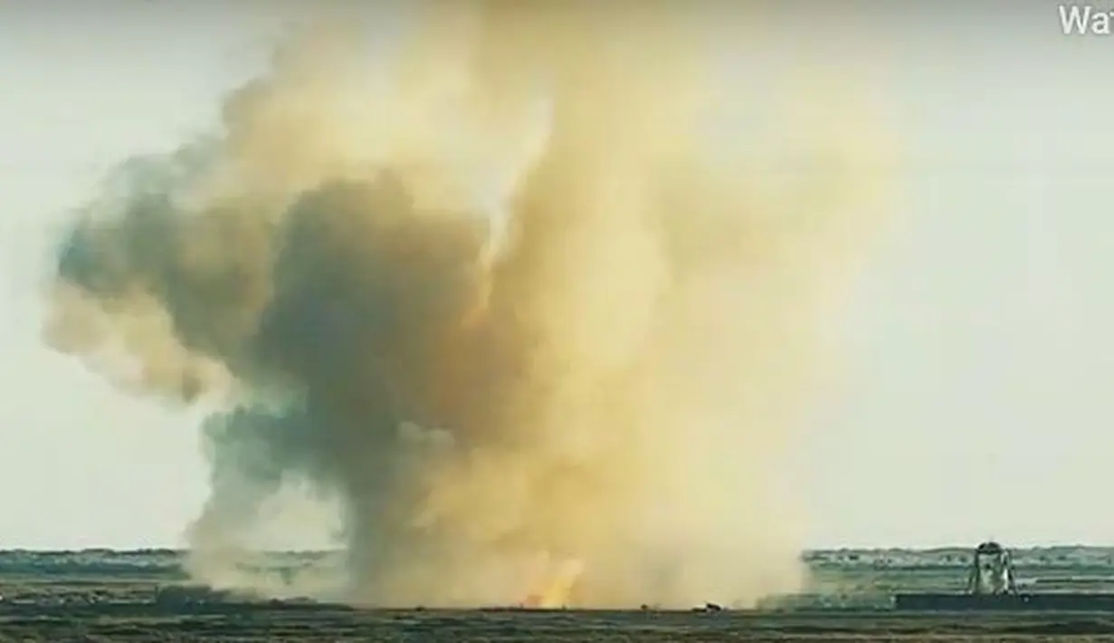 Gambar dari video SpaceX menunjukkan prototipe roket Starship SN8 milik SpaceX meledak saat melakukan pendaratan usai menyelesaikan uji terbang di fasilitas perusahaan di Boca, Chica, Texas pada Rabu (9/12/2020). Ledakan imemicu bola api raksasa ke udara di sekitar area uji coba. (HO/SPACEX/AFP)