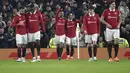 Gelandang Manchester United, Casemiro (18) merayakan dengan rekan setimnya setelah mencetak gol ke gawang Reading selama pertandingan putaran keempat Piala FA di Old Trafford di Manchester, Inggris, Minggu (29/1/2023). Casemiro mencetak dua gol dan mengantar MU menang atas Reading 3-1. (AP Photo/Rui Vieira)