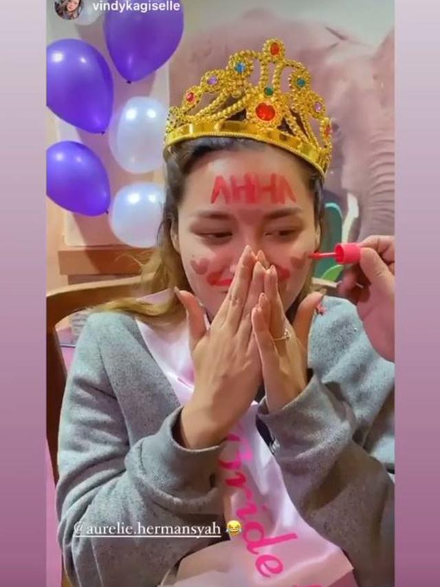 6 Momen Bridal Shower Aurel Hermansyah dari Keluarga, Wajah Dicoret Lipstik