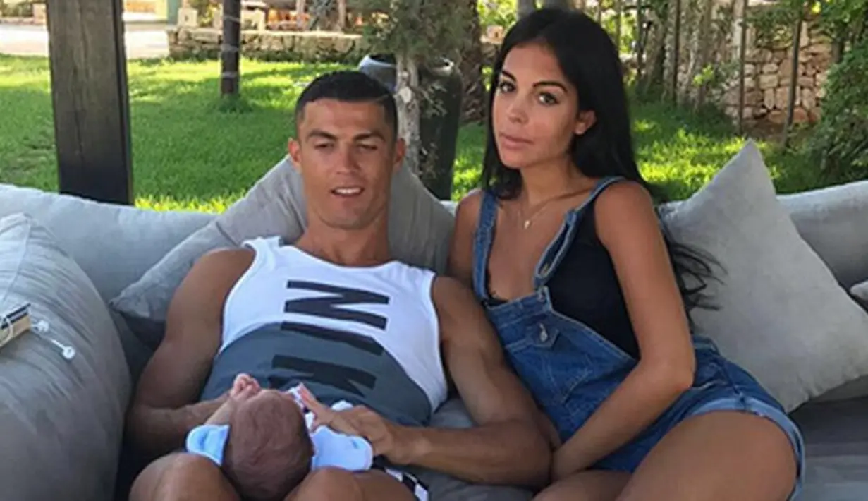 Tidak berusaha keras dengan olahraga dan diet untuk mengembalikan bentuk tubuhnya menjadi seperti semula, saat hamil Georgina ternyata memang tetap menjaga berat badan dan bentuk tubuhnya. (Instagram/cristiano)