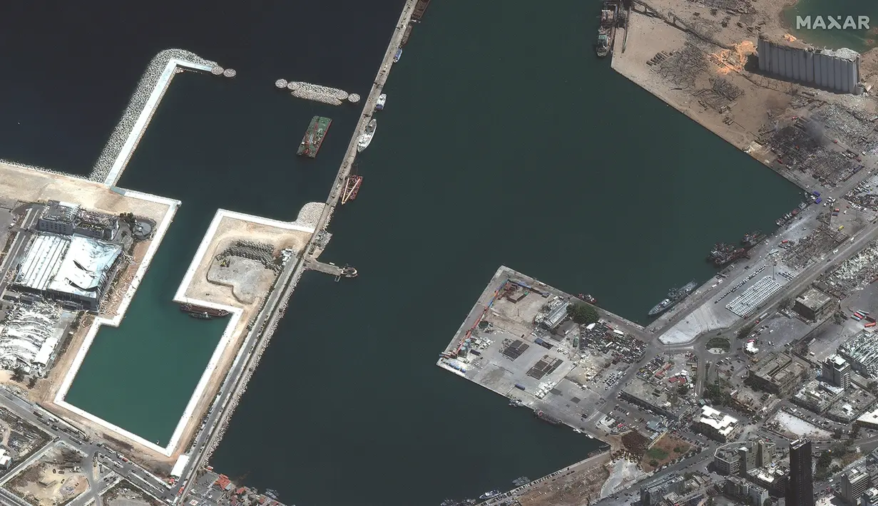 Citra satelit yang disediakan oleh Maxar Technologies ini menunjukkan pelabuhan Beirut dan daerah sekitarnya di Lebanon pada Rabu, 5 Agustus 2020, sehari setelah ledakan besar yang membuat seluruh blok kota diselimuti kaca dan puing-puing. (© 2020 Maxar Technologies via AP)