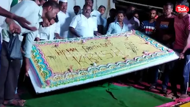 Rayakan Ulang Tahun Anjingnya, Pria Ini Siapkan Kue Seberat 100 Kilogram