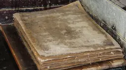 Tumpukan kertas yang masih dalam tahap penyelesaian di pabrik kertas Zarif Mukhtarov di desa Koni Ghil, Uzbekistan (29/3). Teknik kuno pembuatan kertas yang berusia berabad-abad ini mulai dihidupkan kembali. (STR/AFP)