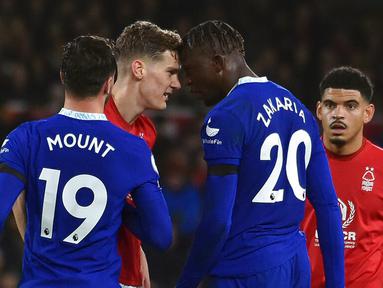 Pemain Nottingham Forest Ryan Yates (kedua kiri) dan pemain Chelsea Denis Zakaria bentrok pada pertandingan sepak bola Liga Inggris di City Ground, Nottingham, Inggris, 1 Januari 2023. Pertandingan berakhir imbang dengan skor 1-1. (AP Photo/Rui Vieira)