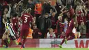 Gol penyeimbang Liverpool baru datang pada menit ke-61. Roberto Firmino berhasil memanfaatkan umpan Mohamed Salah dengan sepakan ke sudut bawah gawang Newacastle United yang dikawal Nick Pope. (AP/Jon Super)