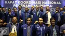 Ketua Umum Partai Amanat Nasional (PAN) Zulkifli Hasan berfoto bersama seusai Rapat Kordinasi Nasional Pemenangan Pemilu Partai Amanat Rakyat di Jakarta, Rabu (14/12). (Liputan6.com/Faizal Fanani)