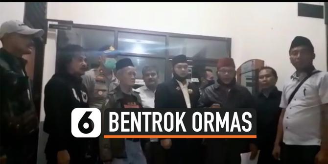 VIDEO: 2 Ormas Bentrok, Polisi Lepaskan Tembakan Peringatan