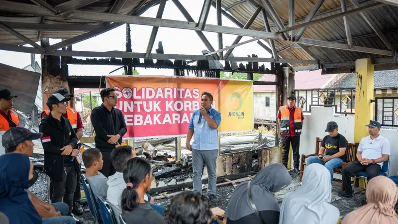 Jhonlin Group berikan bantuan total Rp1 miliar kepada 20 pemilik rumah korban bencana kebakaran di Kelurahan Tungkaran Pangeran, Kec. Simpang Empat, Tanah Bumbu, Senin (1/7/2024) (Istimewa)