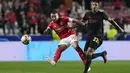 Bek Benfica, Nicolas Otamendi (kiri) berusaha mengumpan bola dari kawalan penyerang Ajax, Sebastien Haller pada pertandingan leg pertama babak 16 Liga Champions di Stadion Da Luz, Lisbon, Kamis (24/2/2022). Benfica bermain imbang atas Ajax 1-1.  (AP Photo/Armando Franca)