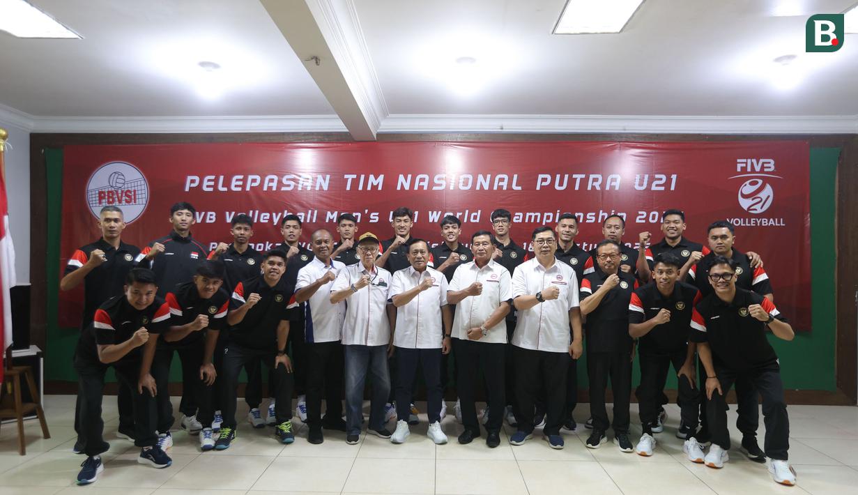 Ketua umum PBVSI, Imam Sudjarwo (tengah) berfoto bersama dengan pengurus PBVSI dan Timnas Voli Putra Indonesia U-21 saat acara pelepasan di Padepokan Voli Jenderal Polisi Kunarto, Sentul, Bogor, Senin (18/8/2025). Tim Merah Putih akan mengikuti Kejuaraan Dunia U-21 di China. (Bola.com/M Iqbal Ichsan)