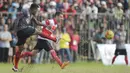 Gelandang Madura United, Toni Mossi, berusaha mengejar bola saat laga uji coba melawan Persiba Balikpapan di Stadion Ahmad Yani, Sumenep, Sabtu (20/2/2016).  (Bola.com/Vitalis Yogi Trisna)