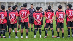 Pelatih baru Persija Jakarta, Carlos Pena berbicara dengan para pemain saat memimpin latihan perdana yang berlangsung di Nirwana Park, Bojongsari, Sawangan, Sabtu (29/06/2024). (Bola.com/Bagaskara Lazuardi)