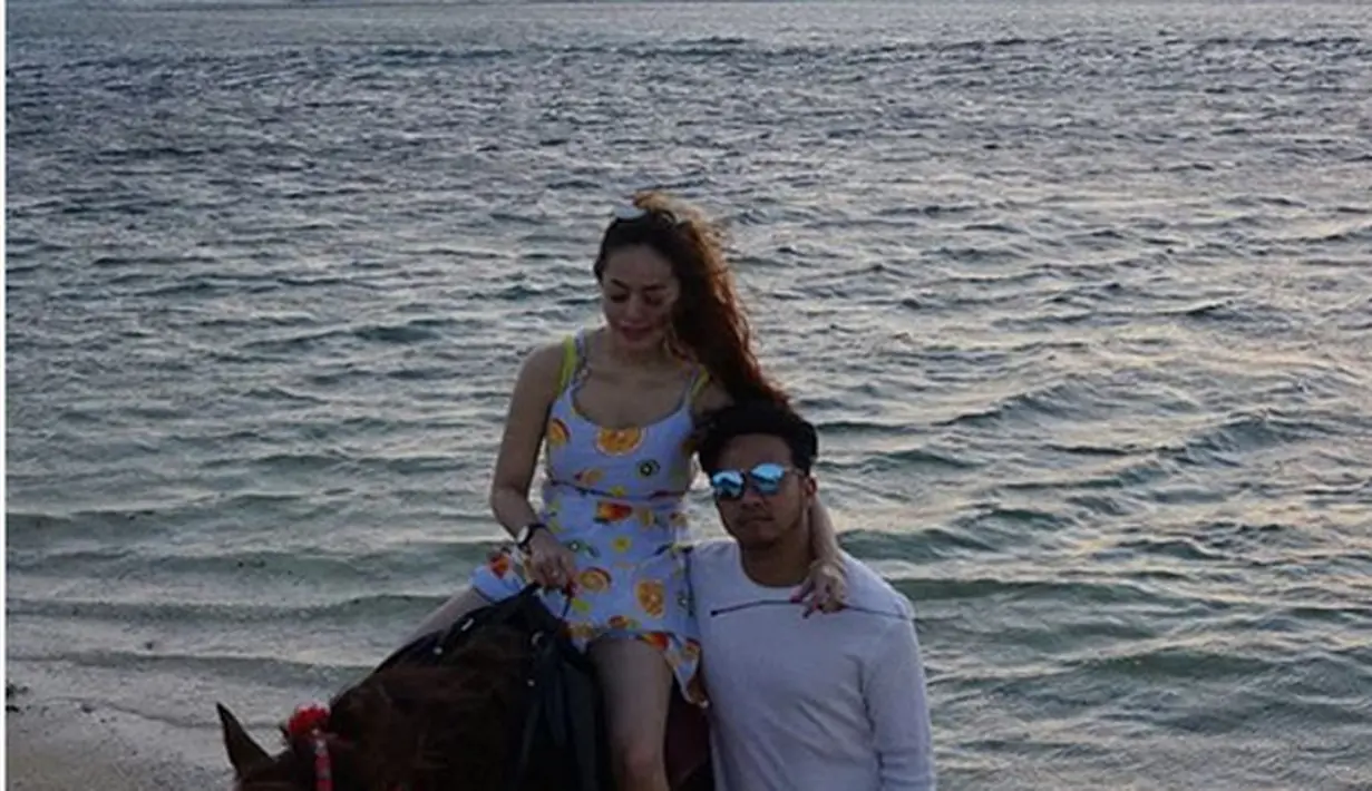 Roby mendaftarkan gugatan cerainya bertepatan dengan hari kasih sayang atau yang dikenal hari Valentine. Yuk intip beberapa potret intim pasangan yang menikah Oktober 2015 silam. (Instagram/cinta_ratu_nansya)