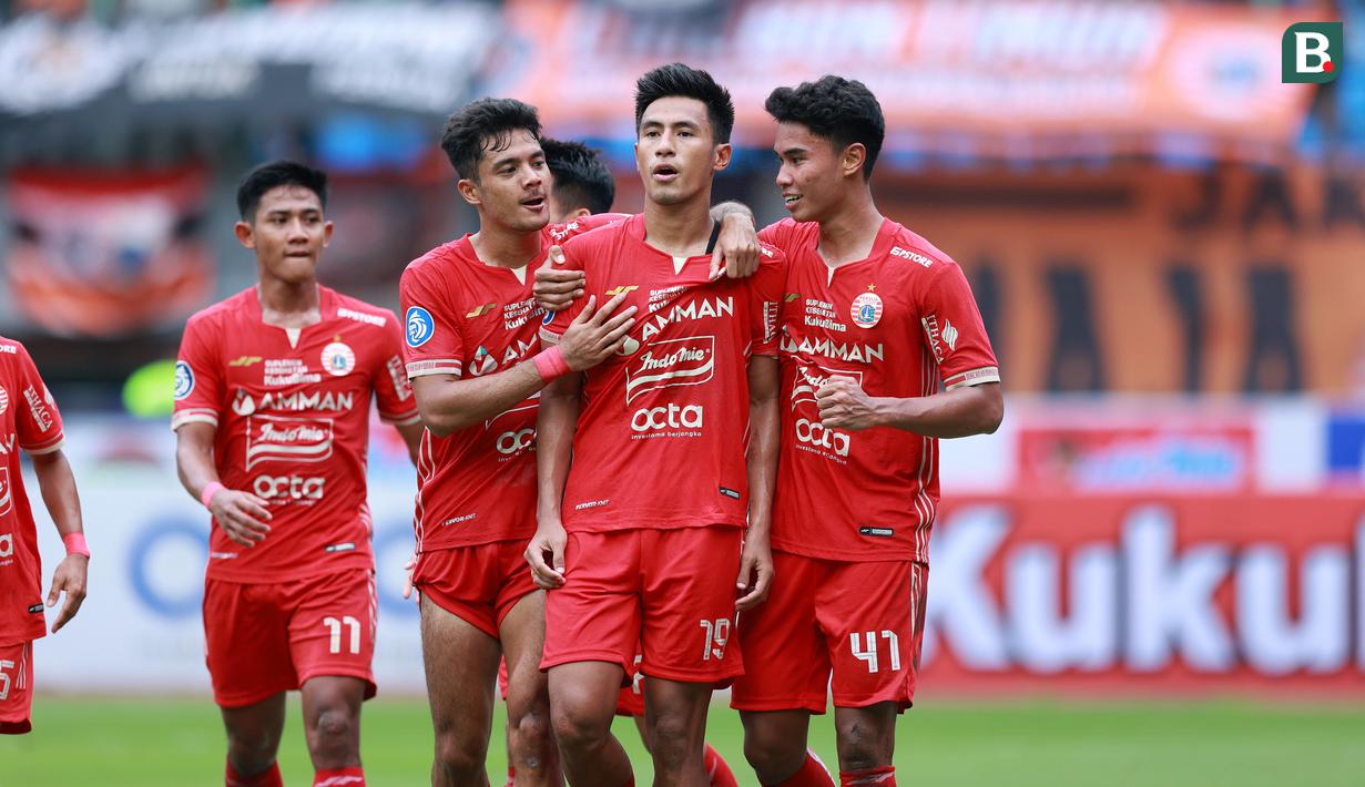 Para pemain Persija Jakarta merayakan gol ke gawang Arema FC yang dicetak Hanif Sjahbandi (kedua kanan) melalui eksekusi penalti dalam laga pekan ke-23 BRI Liga 1 2022/2023 di Stadion Patriot Candrabhaga, Bekasi, Minggu (12/2/2023) sore WIB. Persija menang dengan skor 2-0. (Bola.com/M Iqbal Ichsan)