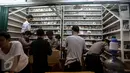 <p>Petugas memeriksa tempat produksi VCD dan DVD bajakan di Plaza Glodok, Jakarta, Rabu (24/6). Penggerebekan dilakukan karena pabrik sekaligus tempat penjualan DVD terbesar di DKI Jakarta itu masih beroperasi selama Ramadan. (Liputan6.com/Faizal Fanani)</p>