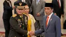 Presiden Republik Indonesia Joko Widodo atau Jokowi (kanan) memberikan selamat kepada Kepala Staf Angkatan Darat (KSAD) Jenderal Maruli Simanjuntak (kiri) dan istrinya Paulina (belakang) usai upacara pelantikan di Istana Merdeka, Jakarta, Indonesia, Rabu (29/11/2023). (AP Photo/Achmad Ibrahim)