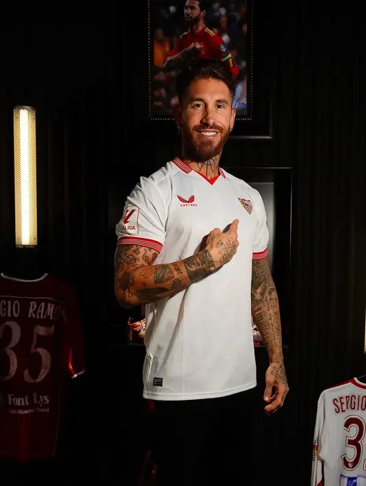 Alih-alih menerima tawaran menggiurkan dari beberapa klub seperti Al Nassr, Inter Miami, hingga Galatasaray, Ramos justru memutuskan untuk pulang ke Sevilla. (FOTO: instagram.com/sevillafc/)