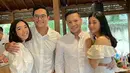 Hadir pula Naysilla Mirdad dan sang kekasih, Arfito Hutagalung yang meramaikan acara. Berfoto bersama, Gisella Anastasia dan Rino Soedarjo itu kini sudah tak malu-malu lagi memamerkan kemesraan ke publik. (Liputan6.com/IG/@naymirdad)