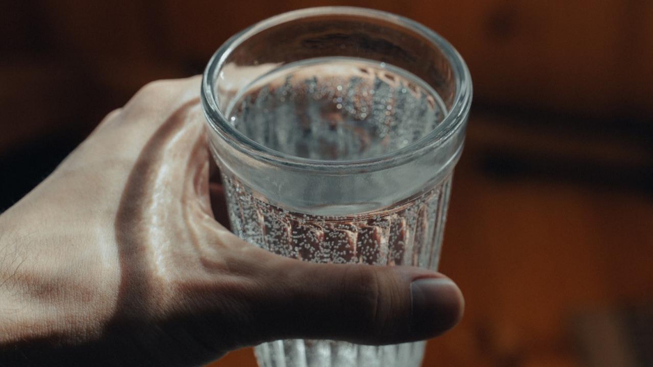 Amankah Minum Es Saat Suhu Dingin? Syarat Aman & Efeknya Bagi Kesehatan