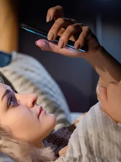 ilustrasi bermain gadget sebelum tidur/copyright freepik.com/frimufilms