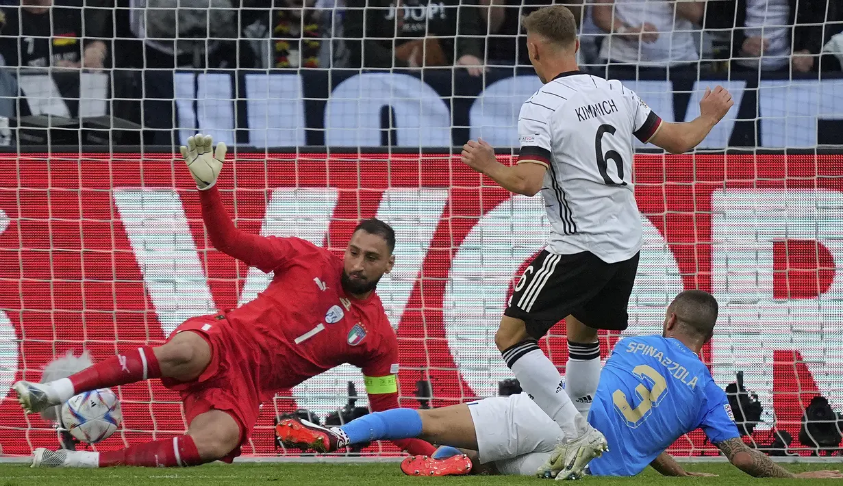 Pemain Jerman Joshua Kimmich (tengah) mencetak gol ke gawang Italia pada pertandingan sepak bola UEFA Nations League di Moenchengladbach, Jerman, 14 Juni 2022. Jerman mengalahkan Italia 5-2. (AP Photo/Martin Meissner)