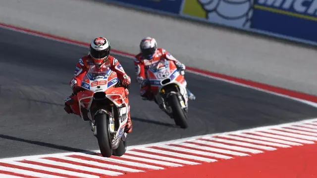 Andrea Dovizioso dan Jorge Lorenzo (depan).