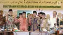Ketua Umum PBNU KH. Said Aqil Siradj dan Ketua Umum PP Muhammadiyah H. Haedar Nashir foto bersama saat silaturahim keluarga besar NU dan Muhammadiyah di kantor PBNU, Jakarta, Jumat (23/3). (Liputan6.com/Herman Zakharia)